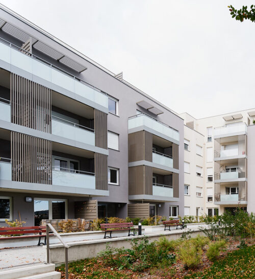 immeuble avec des claustras barreaudés et garde-corps vitrés modèle Grand Large Brise soleil horizontal